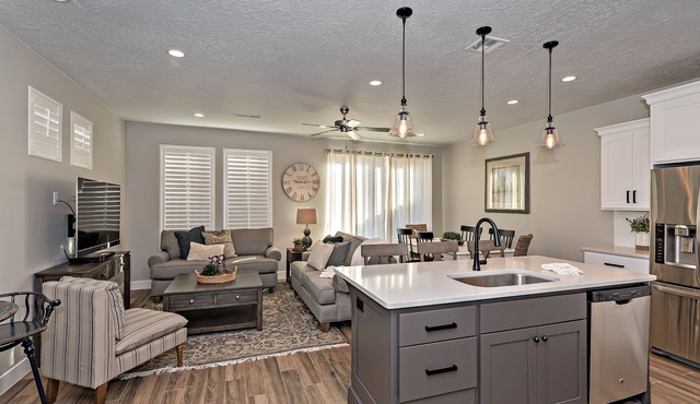 Renovated 3BR Sleeps 12 on 18th Hole - Near Pool