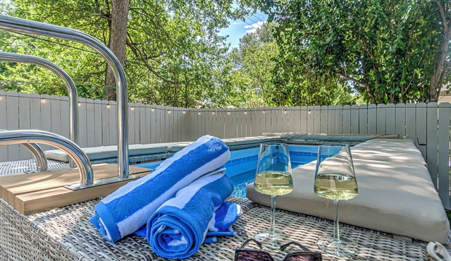 Renovated 4 BDRM Duplex w/POOL Prime Location on S Lamar