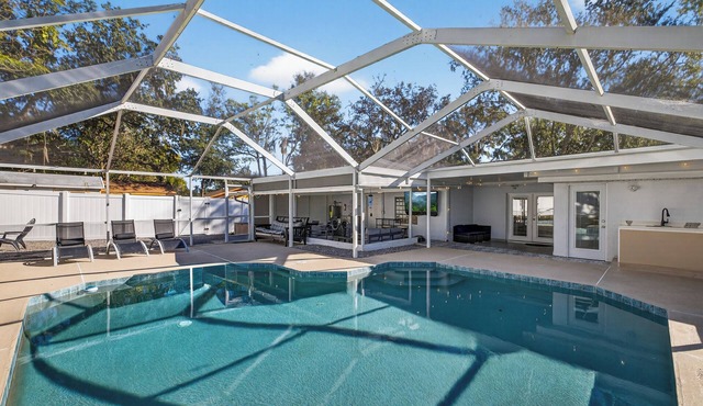 Renovated 4BR/3BA w Heated Pool, Outdoor Kitchen, Firepit 5 Min to Busch Gardens