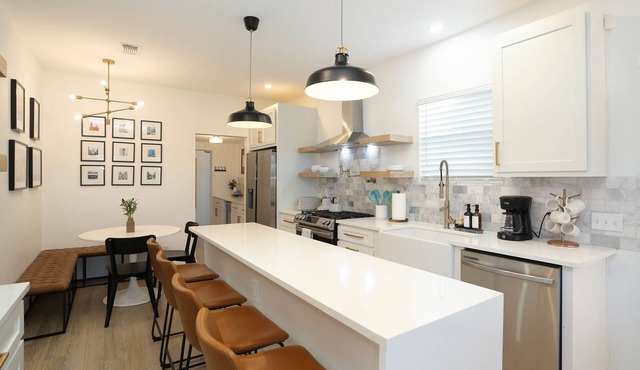 Renovated 4BR & 3Bath Sleeps 11, Hot Tub, Mini Golf, 0.5 mi to Pearl