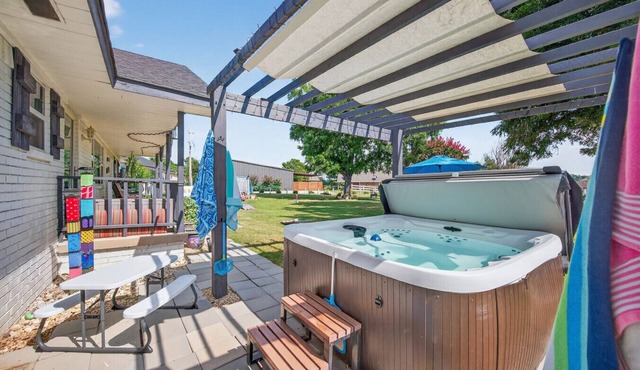 Renovated 4BR Lake Texoma Retreat w/Hot Tub