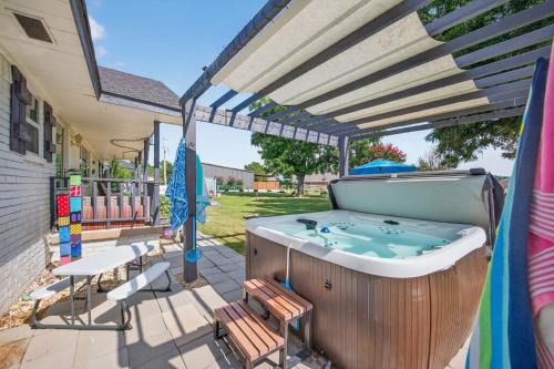 Renovated 4BR Lake Texoma Retreat with Hot Tub