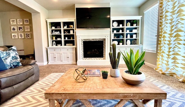 Renovated 4BR Sleeps 14 - Game Room & Balcony Deck