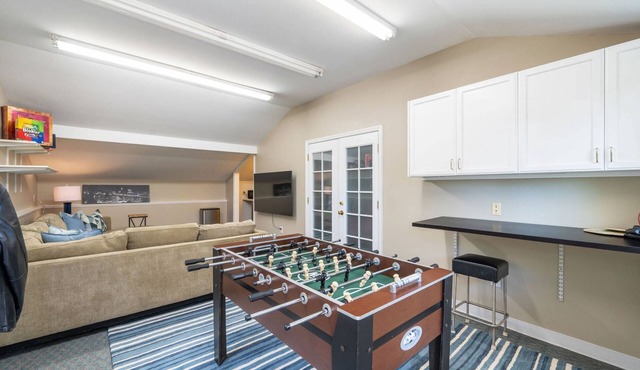 Renovated 4BR retreat near Seattle with patio, sport court, foosball room & lake views for families