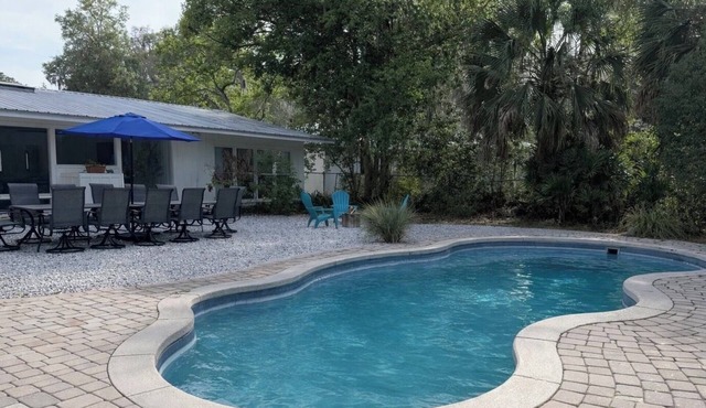 Renovated 5 Bdrm House Walking Distance to Stadium and O'connell Center w/Pool