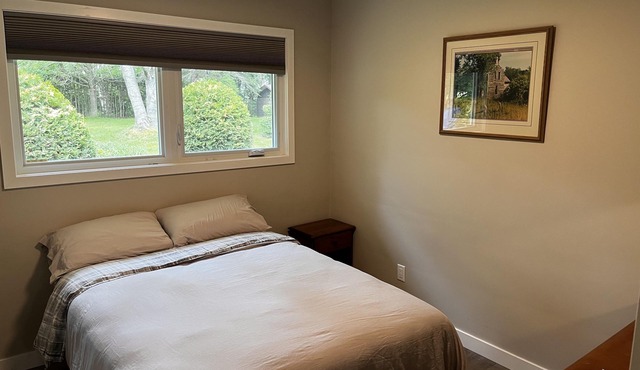 Renovated 5 bedroom, 2 bath house in Meaford. 4 min ride to beach, 20 to Blue Mt