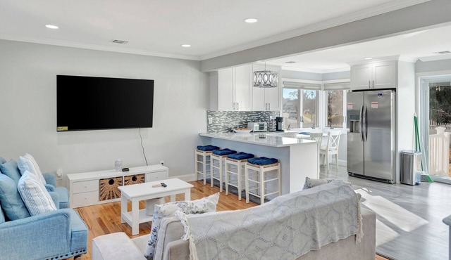 Renovated 5BR Near Hofstra ~ Sleeps 10 ~Free Parking
