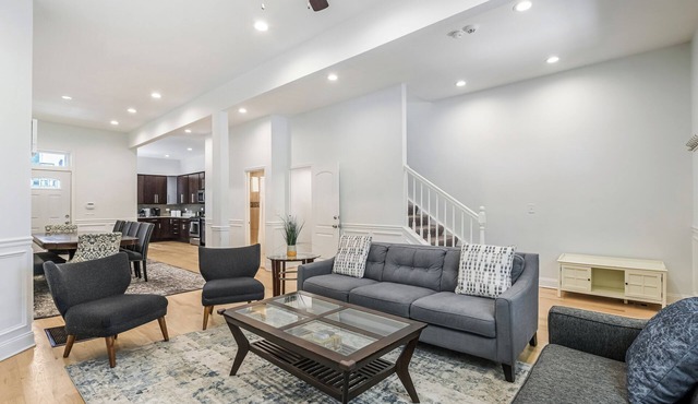 Renovated 6 Bedroom 5 Bathroom Home 10 Minutes from Downtown Chicago