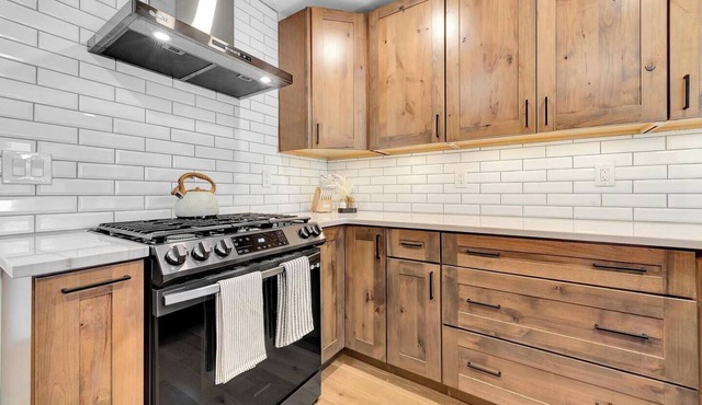 Renovated 6 Bedroom Huge Ranch. Epic kitchen, Basement, Sauna & TONs of beds+