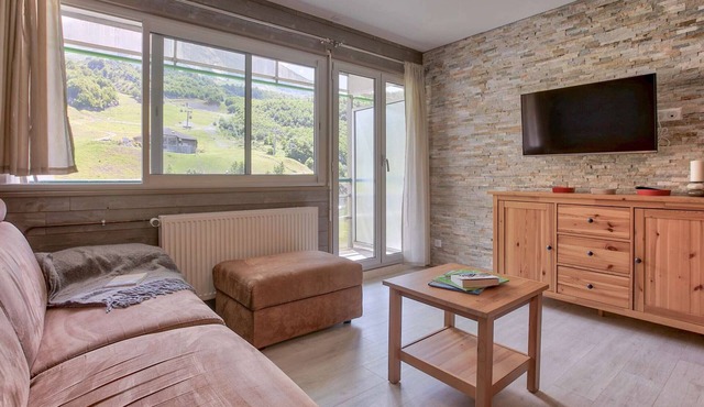 Renovated 6-person apartment with south balcony and slope views in Gourette