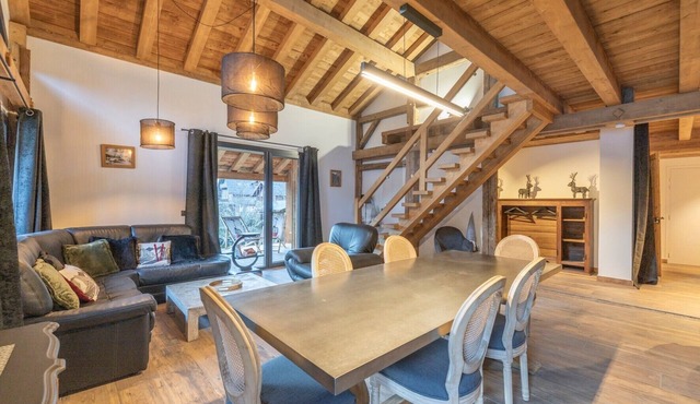 Renovated 6-Person Apartment 2 Minutes from the Slopes with Mountain View and Private Terrace