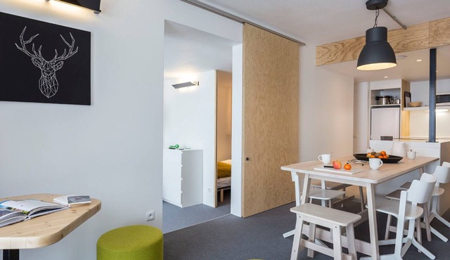 Renovated apartment near station with balcony, 6/7 pers, free WIFI