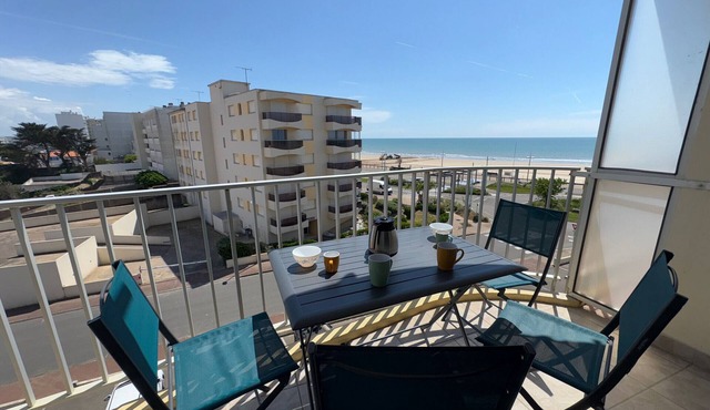 Renovated apartment 50m from sea for 6 people