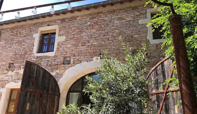 Renovated accomodation in former 'chais' of Givry near local shops and vineyards