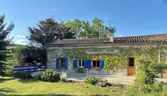 Renovated, air-conditioned gîte with private garden "Aux Volets Bleus