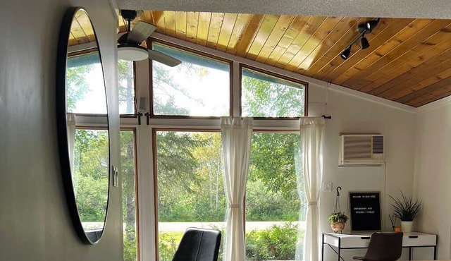 Renovated All Season Cozy Cottage, 3 Min's Walking to The Beach