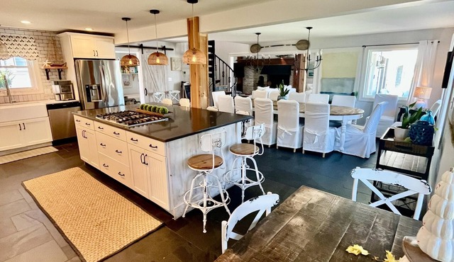 Renovated, Amazing Bayview Sunsets, 5 Bd/4 Bath, Sleeps 14. Multifamily Getaway