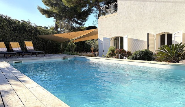 Renovated and air-conditioned villa near the sea with(heated) swimming pool, cove at 100 meters,.