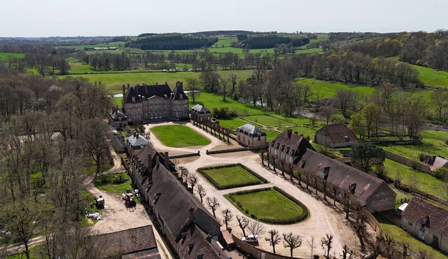 Renovated and luxurious Steward's House of stunning castle. Ideal for families.