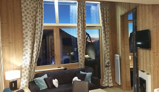 Renovated and RARE Classified 3* Hyper Centre, at the foot of the slopes! Large bay window