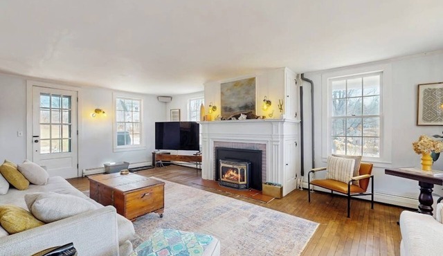 Renovated antique farmhouse near skiing, hiking, shops & dining