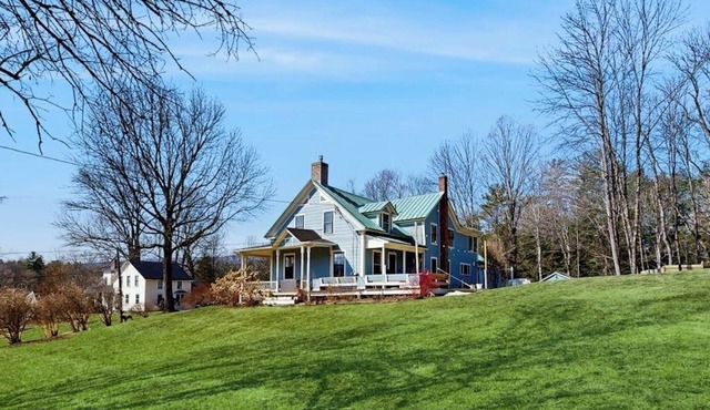 Renovated antique farmhouse near skiing, hiking, shops & dining