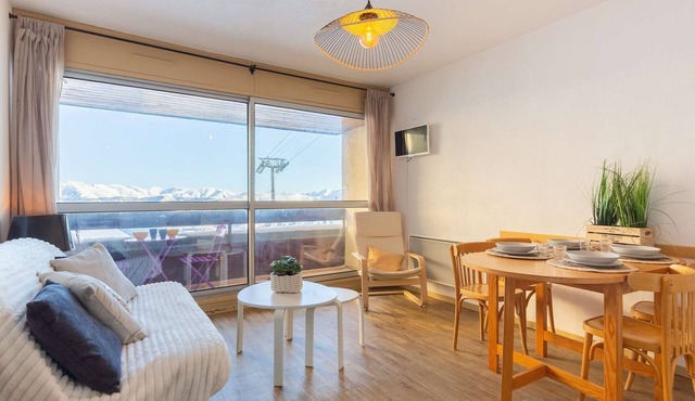 Renovated Apartment for 5, Close to Slopes and Ski School, Stunning Mountain Views