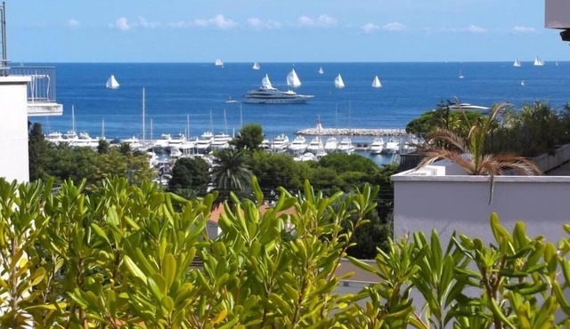 Renovated apartment, top floor, sea view, landscaped terrace 40m2,