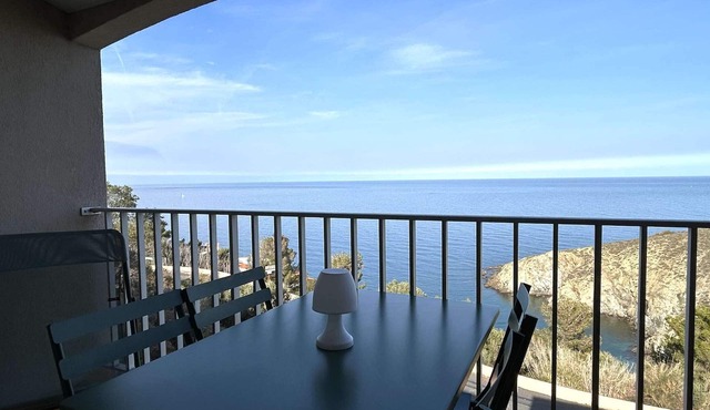 Renovated apartment for 4 with sea view, AC and parking