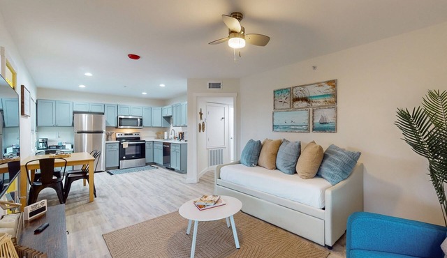 Renovated apartment with full kitchen, WIFI and close to beach