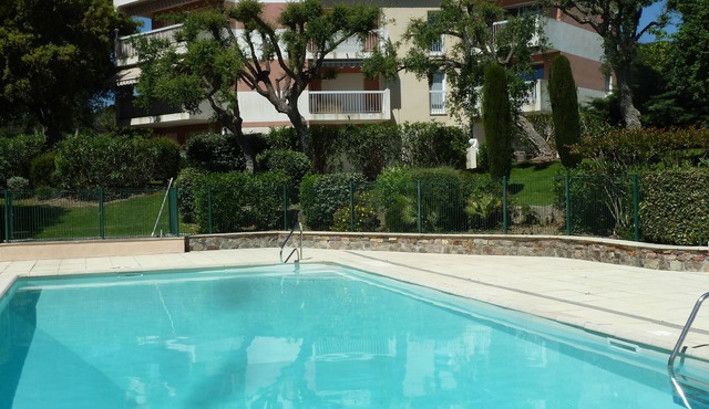 Renovated apartment in Valescure, with pool and golf view, near the sea
