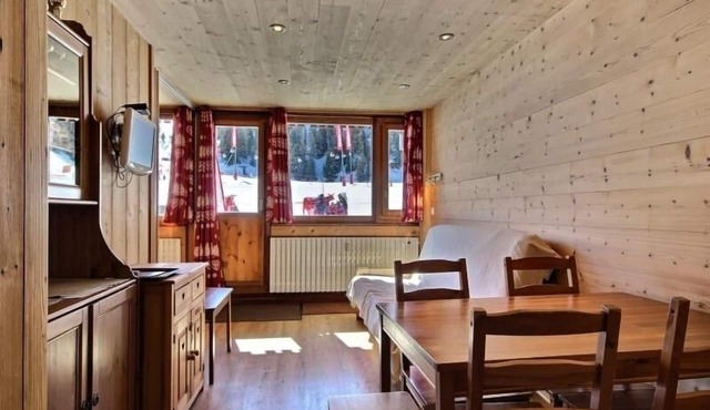 Renovated apartment 5 people, direct ski-in ski-out in La Plagne
