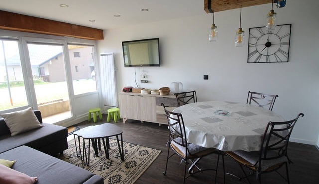 Renovated apartment 6 sleeps 150m from slopes