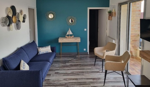 Renovated apartment at the foot of the shops and the beach