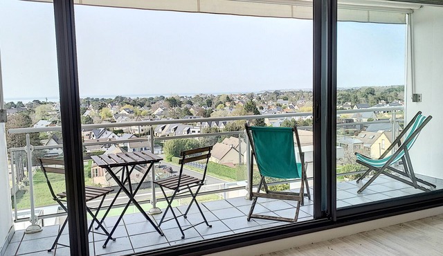 Renovated apartment with private tennis, parking and sea view