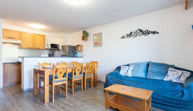 Renovated Apartment for 8 with Balcony, Parking & Ski Locker