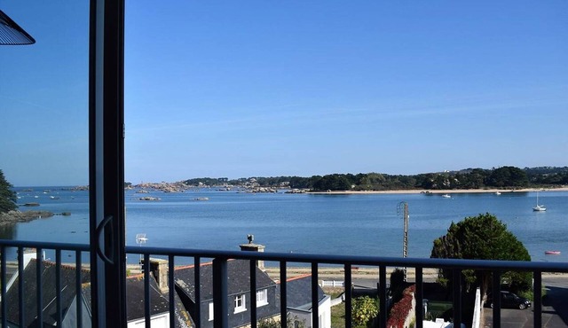 Renovated apartment in Trégastel with sea view and parking