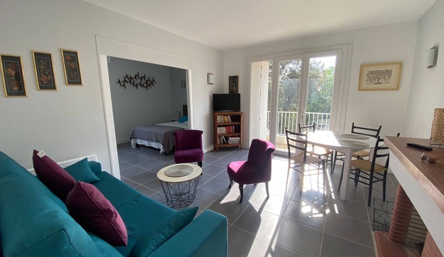 Renovated Apartment in Moulleau: 2 Bedrooms, Balcony, 200m from Beach, Parking Included