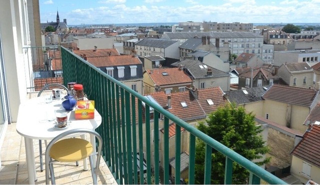 Renovated apartment near train station and city center