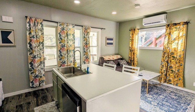 Renovated Apartment Near UNMC and Midtown Crossing