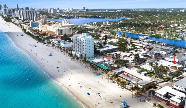 Renovated Apt -unit #3/Close to Beach w/Parking