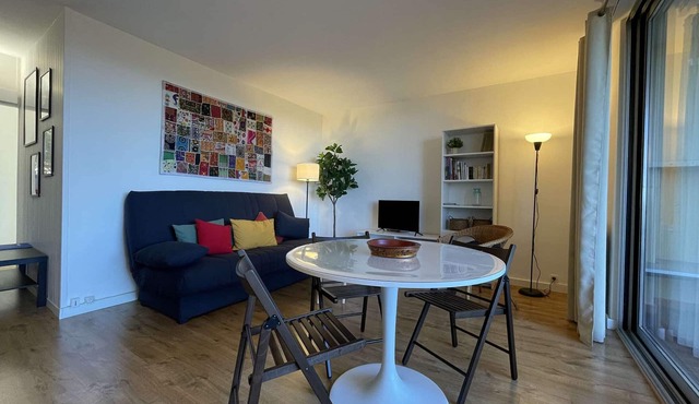 Renovated Apt with AC, parking & terrace 500m from the port
