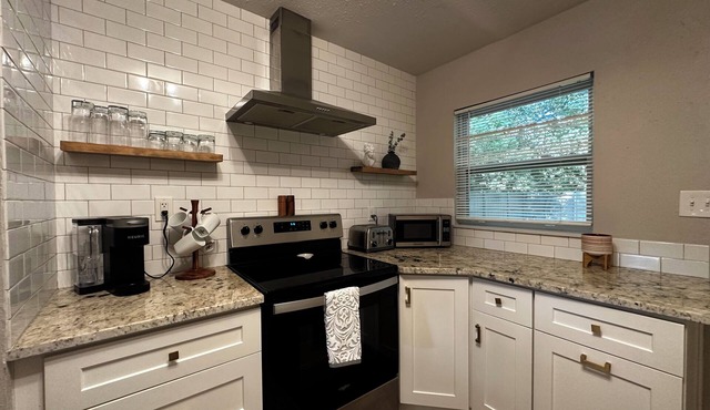 Renovated apt walking distance to downtown