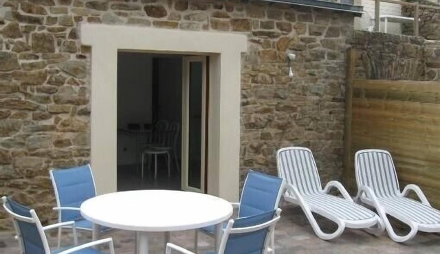 Renovated apts., terrace and garden, gulf view in a charming longère, Arradon