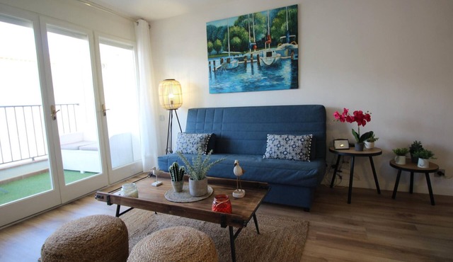 Renovated beachfront apartment with parking in Port de la Selva