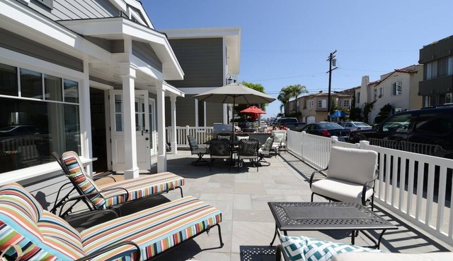 Renovated Balboa Island 4 houses to Bay and close to Main. SUPS, Bikes & Kayaks!