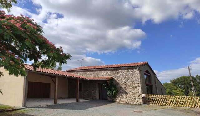 Renovated barn of 125 m² at 10 from Puy du Fou. Large outdoor space.