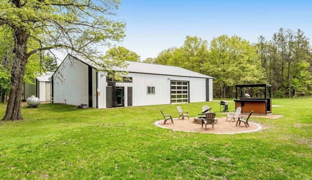 Renovated barn retreat with firepit, grill, sauna, foosball, kayaks & movie room