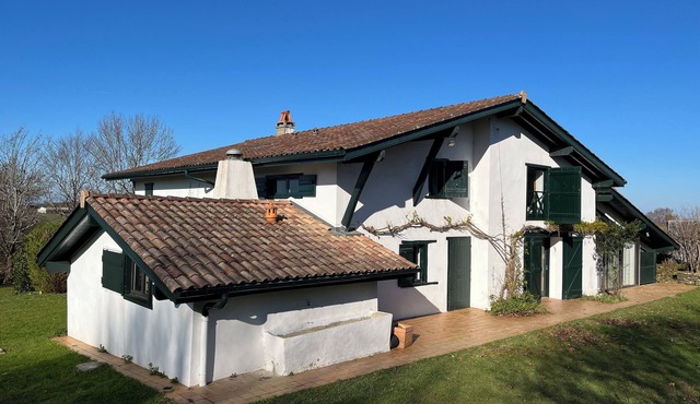 Renovated Basque farmhouse with swimming pool in an idyllic setting
