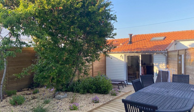 Renovated Beach House with Terrace and WiFi, 500m from Boucholeurs Beach